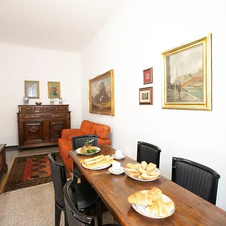 Altido Spacious Flat For 7, Near Train Station In شقة