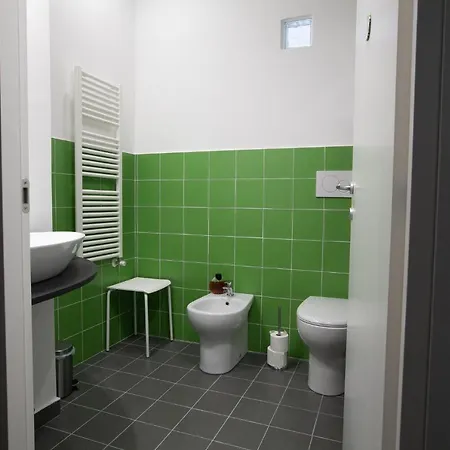 Altido Spacious Flat For 7, Near Train Station In شقة *