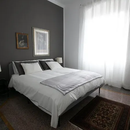 Altido Spacious Flat For 7, Near Train Station In * جنوة